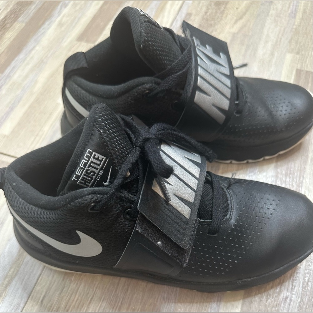 Nike Team Hustle D8 Black Basketball Shoes, Size 6Y - Picture 9 of 15